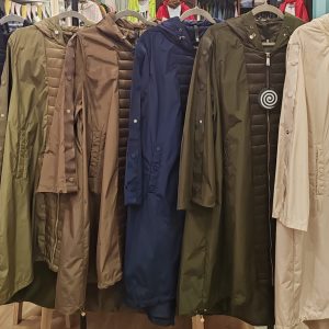 PARKA MANGA TACHAS CAPUCHA