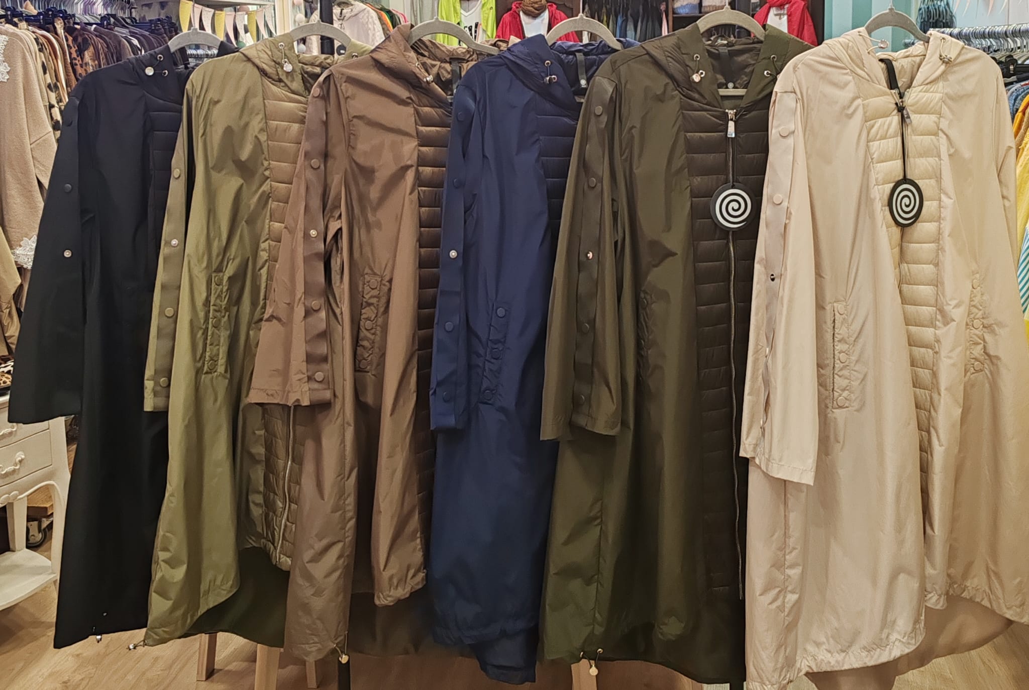 PARKA MANGA TACHAS CAPUCHA