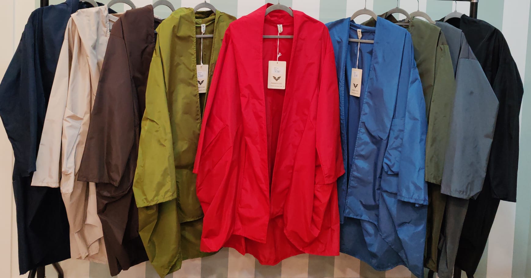 PARKA CORTE GLOBO CAPUCHA