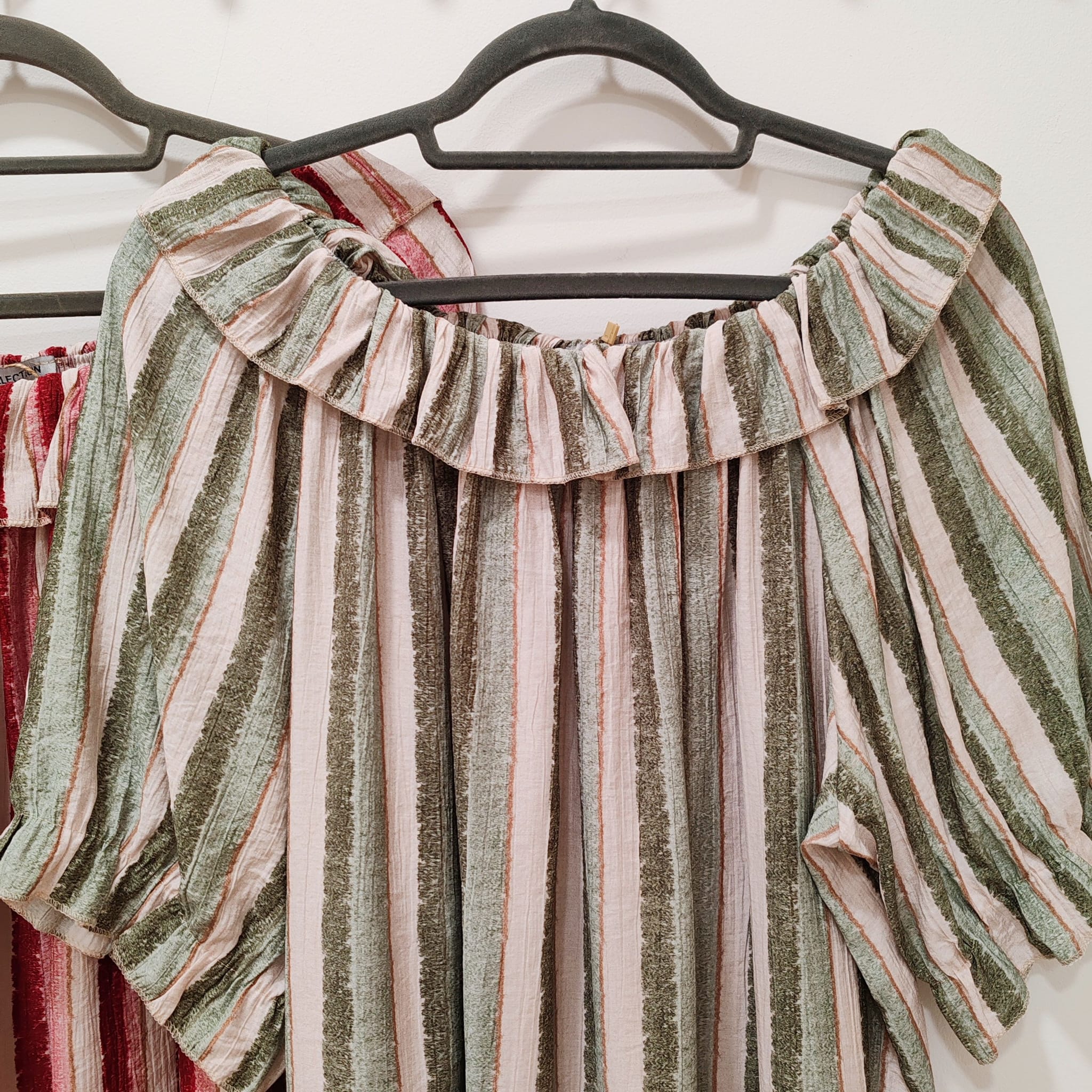 BLUSA RAYAS VOLANTITO - Imagen 2