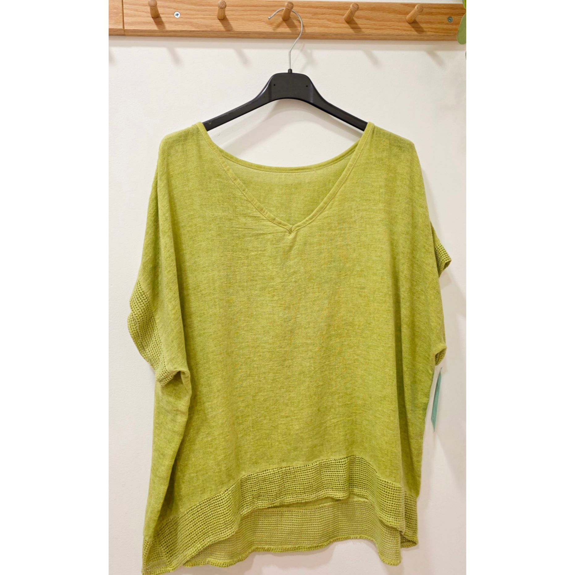 BLUSA LAVADA DETALLE MANGA ESCOTE PICO - Imagen 3