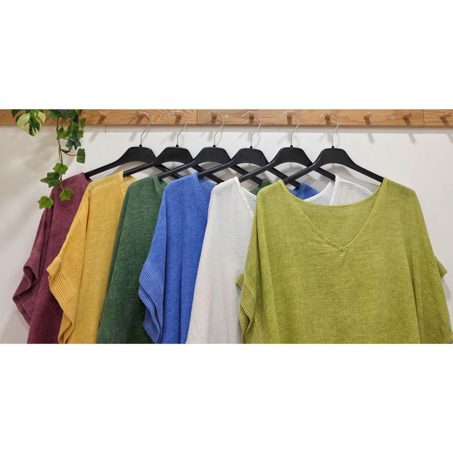 BLUSA LAVADA DETALLE MANGA ESCOTE PICO - Imagen 2