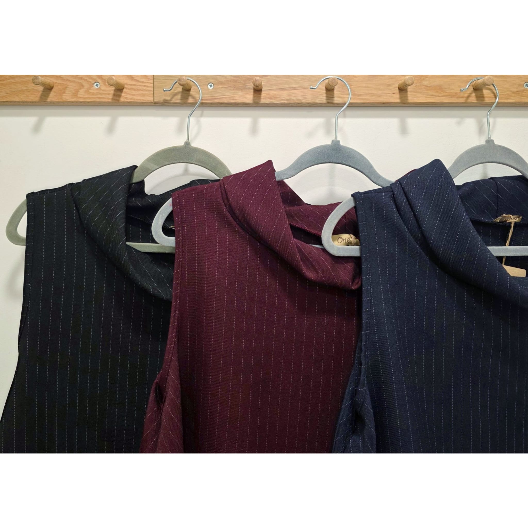 BLUSA ESTILO CHALECO RAYA DIPLOMÁTICA - Imagen 2