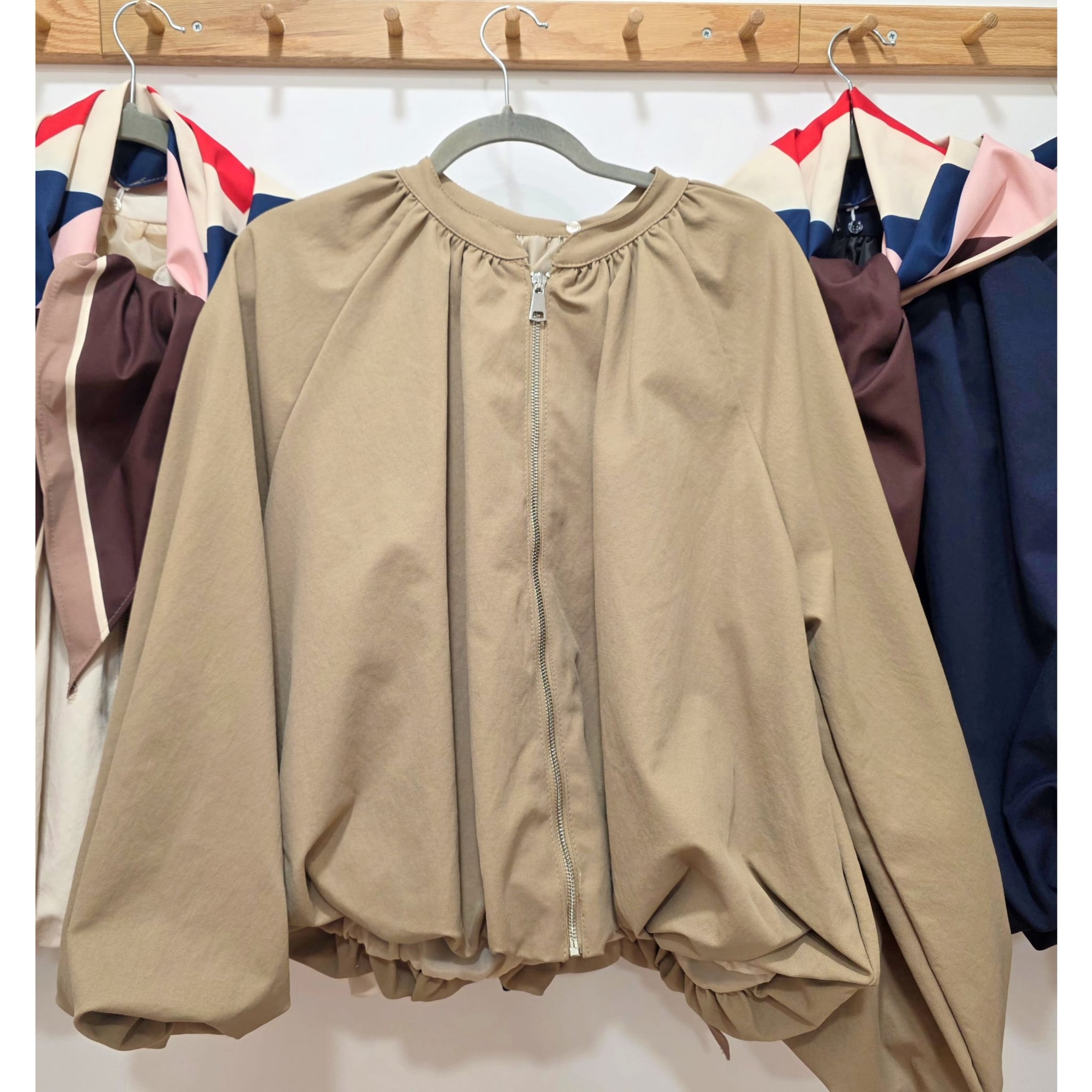BOMBER CON PAÑUELO DESMONTABLE - Imagen 2