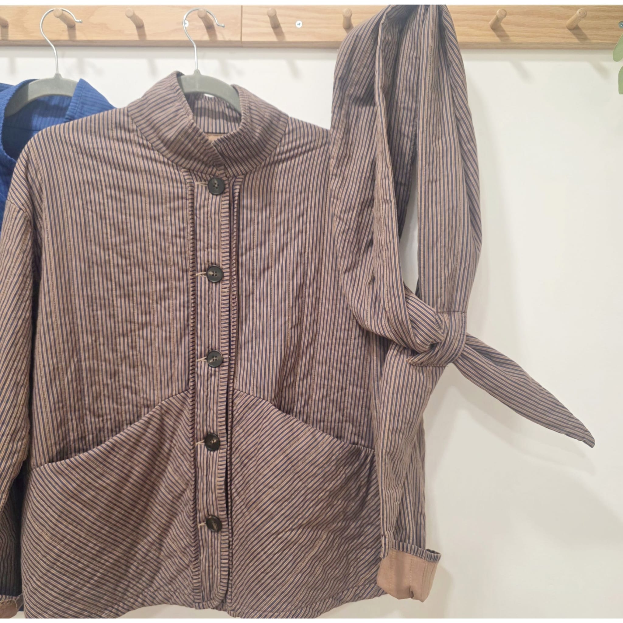 CHAQUETA GUATEADA CON BUFANDA - Imagen 2