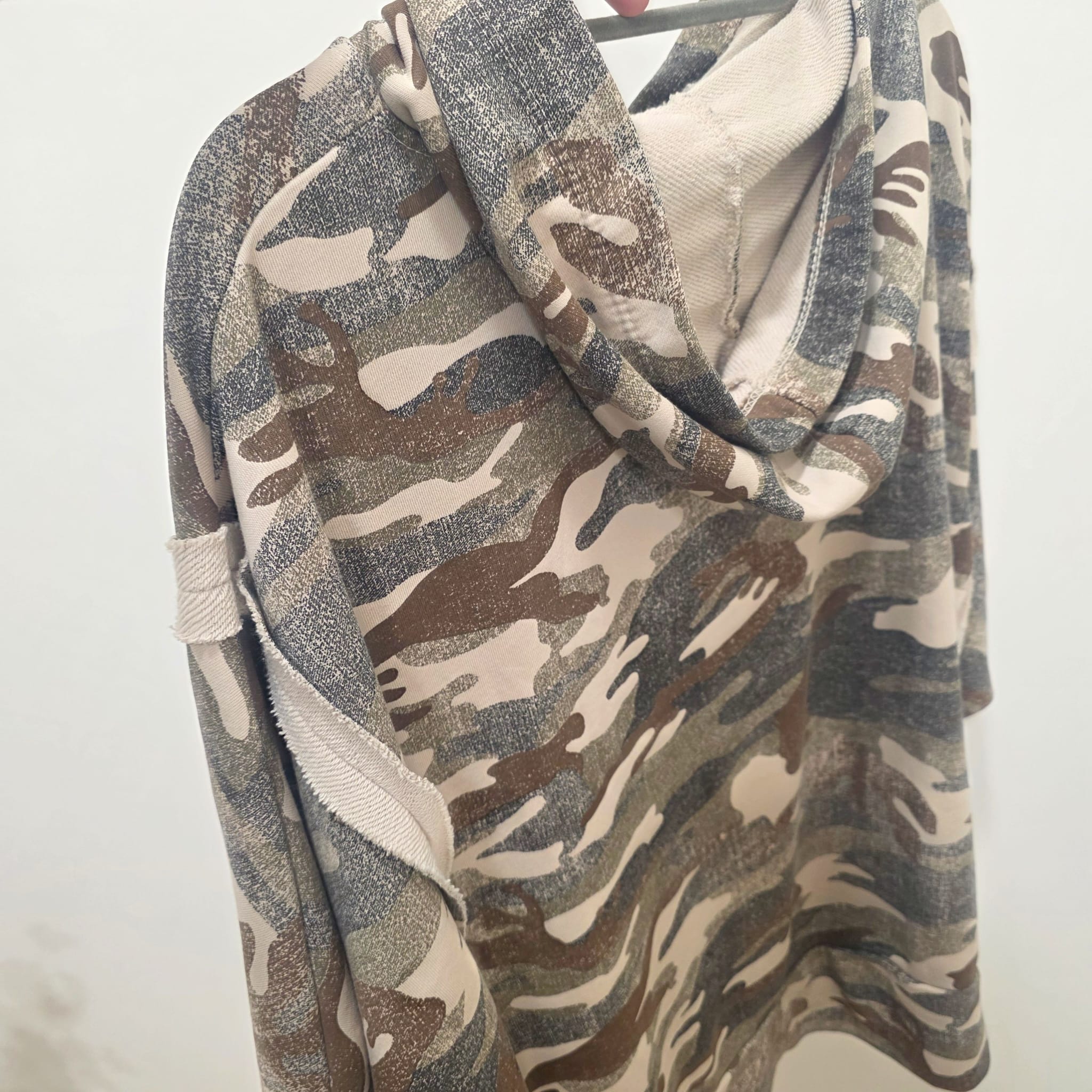 SUDADERA CAMUFLAJE CAPUCHA - Imagen 2